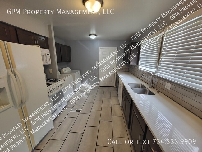 Building Photo - 3 Bedroom Updated Ranch!