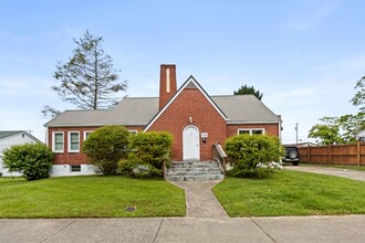 Building Photo - 616 W Maple St