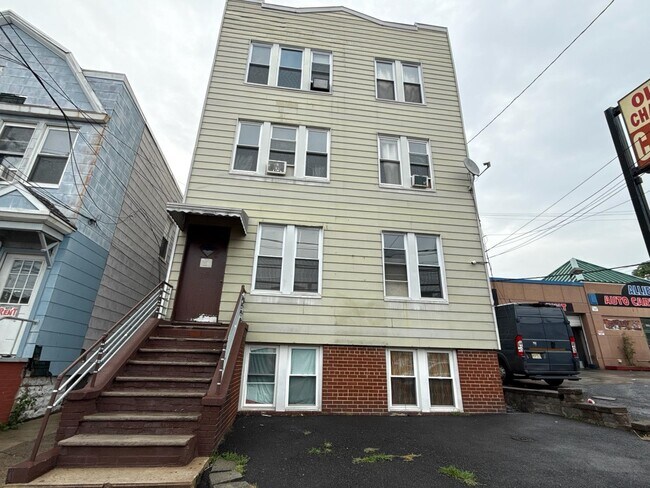 Building Photo - 310 Danforth Ave