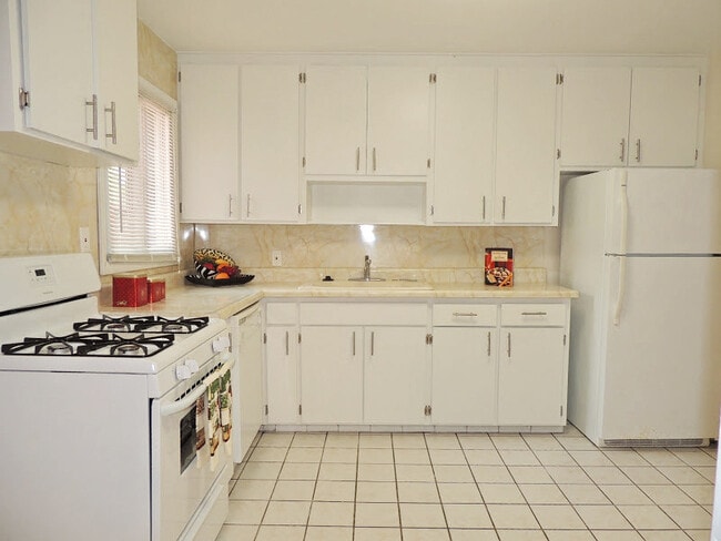 Building Photo - Magnificently Renovated 3 Bed - 2 Bath Euc...