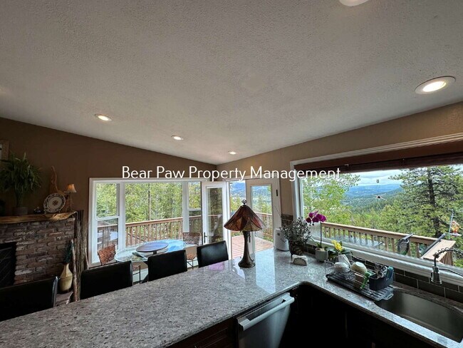 Foto del edificio - Charming 3-Bedroom Retreat with 2 Full Baths in Evergreen