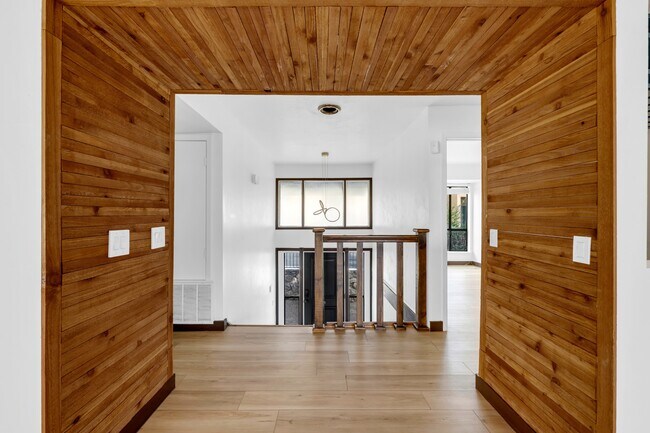 Building Photo - 402 Hi Stirrup