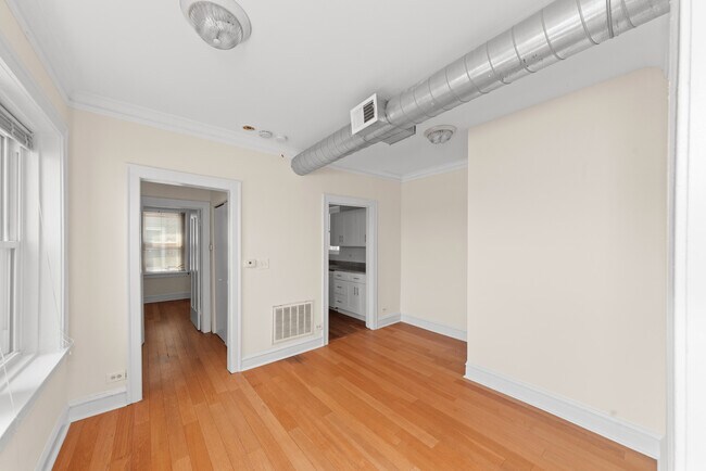 Foto del edificio - 2349 N Drake Ave