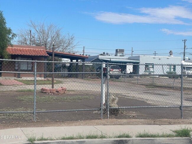 Foto del edificio - 7817 West Dr