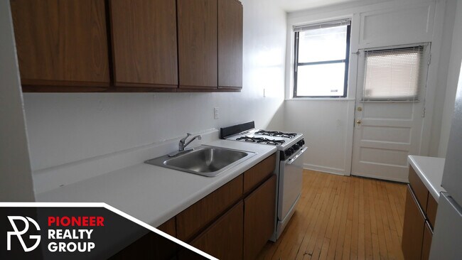 Foto del edificio - 813 W Waveland Ave