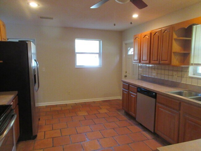 Foto del edificio - Oviedo 3 bedroom 2 bath home with fenced b...