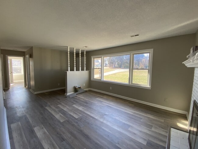 Building Photo - 2056 Hodgenville Rd