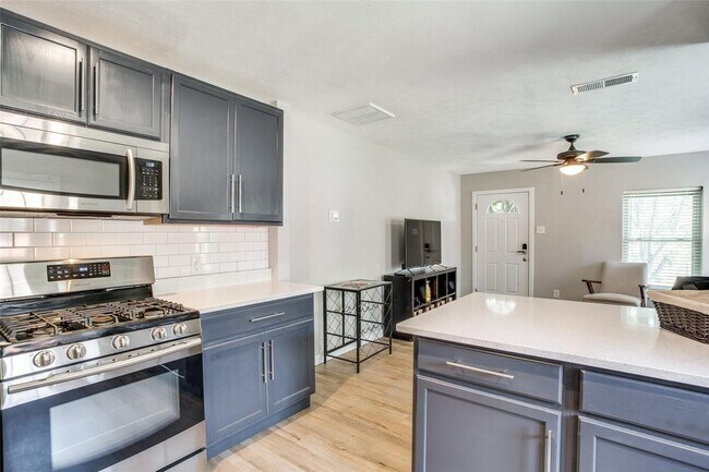 Foto del edificio - 408 N Oak Cliff Blvd