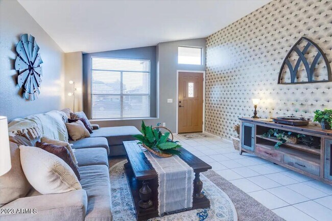 Foto del edificio - 12728 W Cambridge Ave