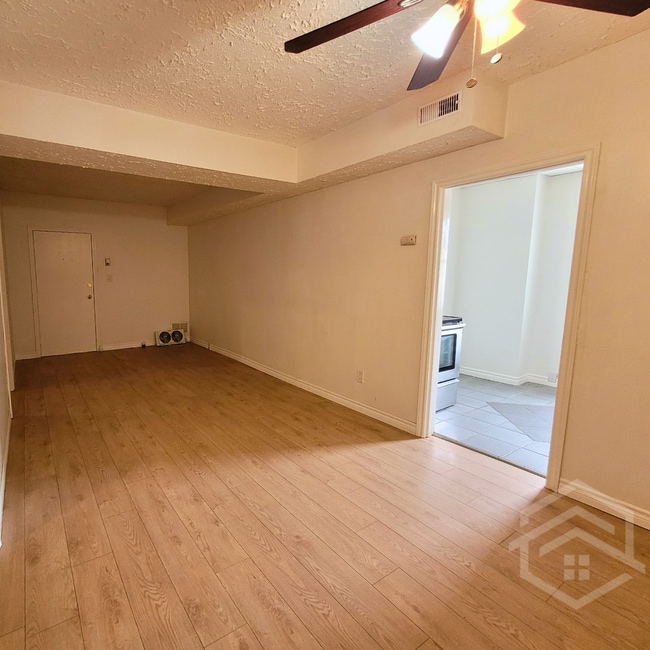 Building Photo - 2-Bedroom Apartment in the Heart of Woodstock!