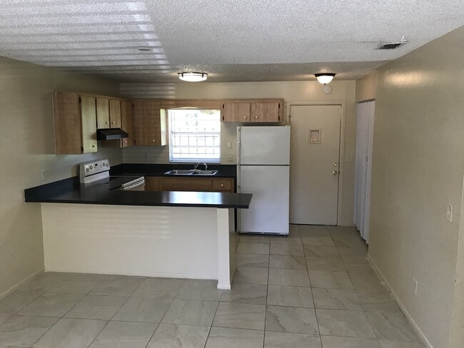 Building Photo - Cozy 2 bedroom/1 bath Duplex