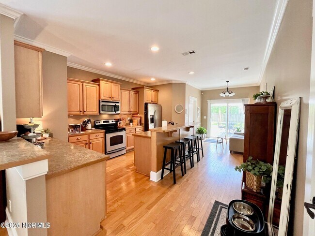 Foto del edificio - 817 Wildflower Dr