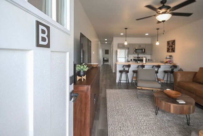 Acogedor apartamento de concepto abierto con cocina moderna y sala de estar confortable, perfecto para relajarse y recibir invitados. - Orchard on Wallen