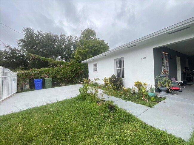 Foto del edificio - 6316 NW 1st Ct