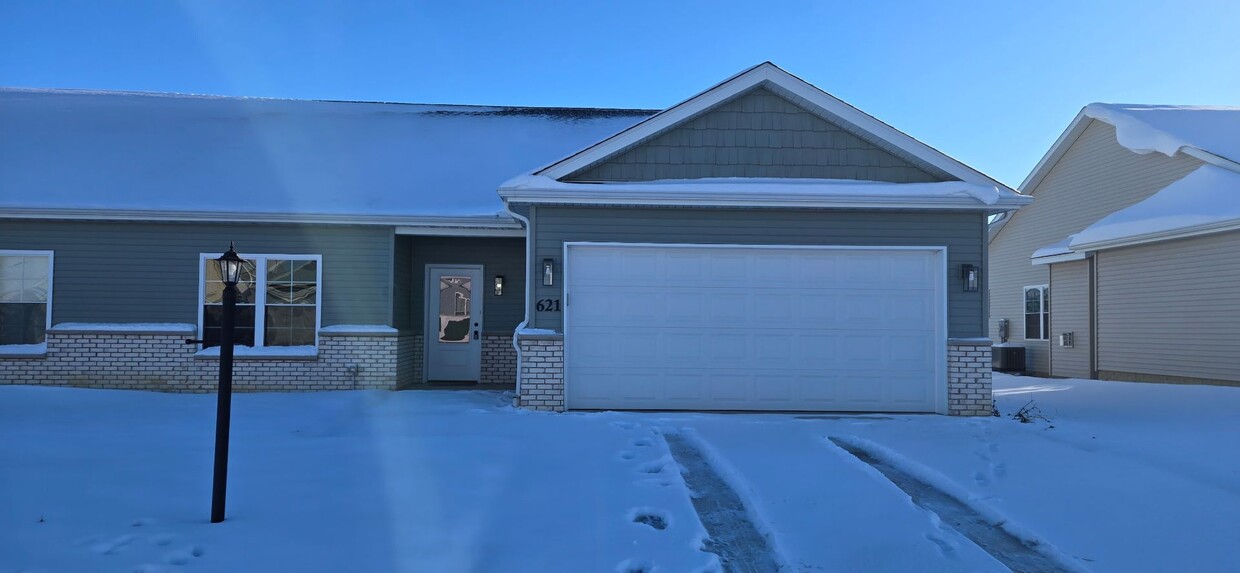 Primary Photo - Charming 3-bedroom/2-bathroom duplex home in Washington, IL