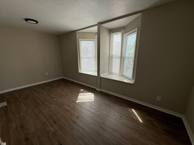 Foto del edificio - Renovated 5-Bedroom Home – We Welcome Sect...