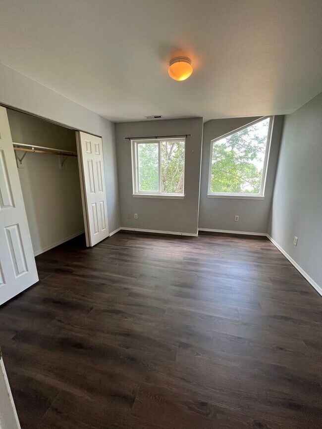 Building Photo - 3 Bed 1.5 Bath Townhouse w/ Garage Close t...