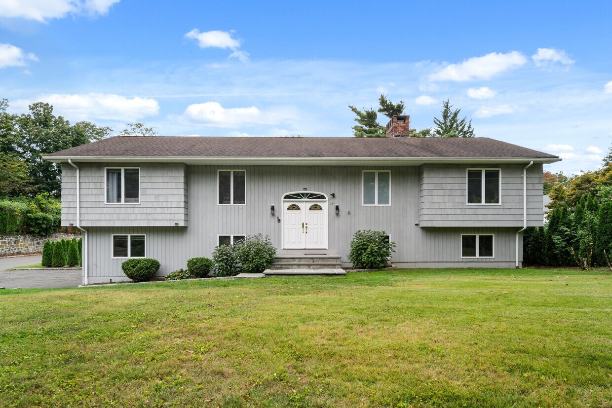 Primary Photo - 49 Greenway Dr