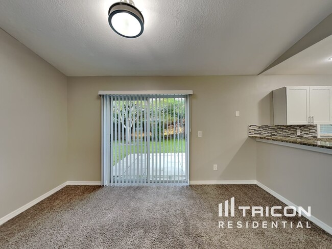 Foto del edificio - 823 Balsamwood Ln