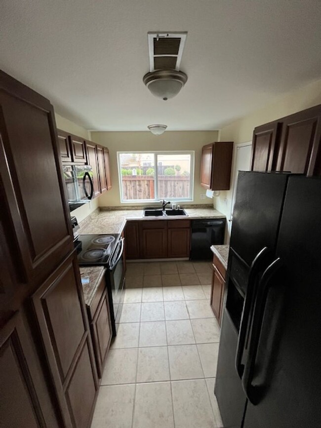 Foto del edificio - Great 3br/1.5ba end unit condo with 1 car ...