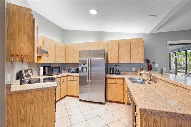 Building Photo - 2185 Cork Oak St E