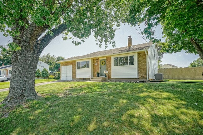Building Photo - 411 Greenview Dr