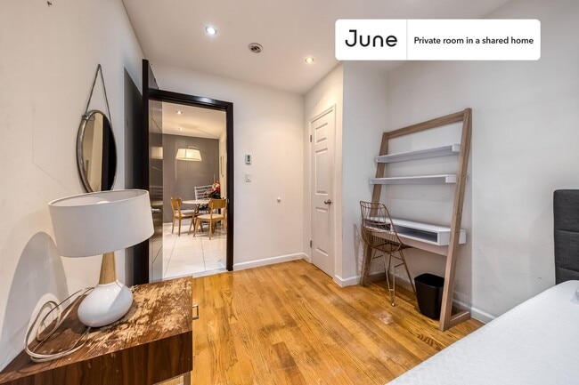 Building Photo - Private bedroom in 4 bed/2 bath Home