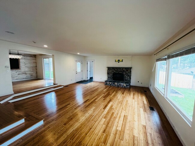 Building Photo - 4 Bedroom East Bremerton with Large Yard