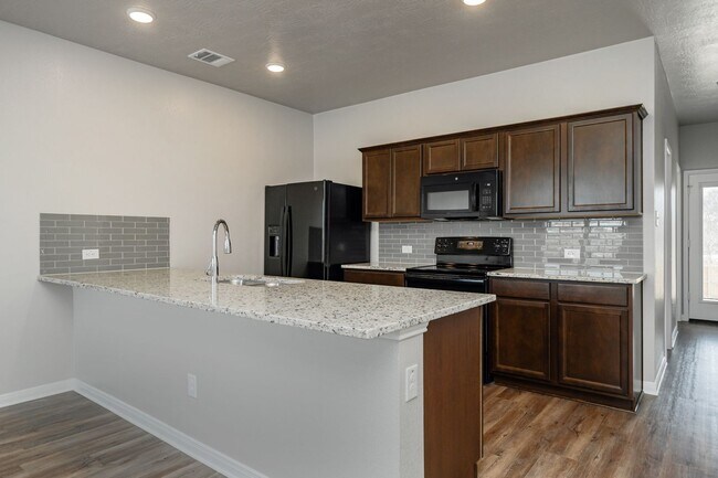 Foto del edificio - Spacious Townhome Available Now!