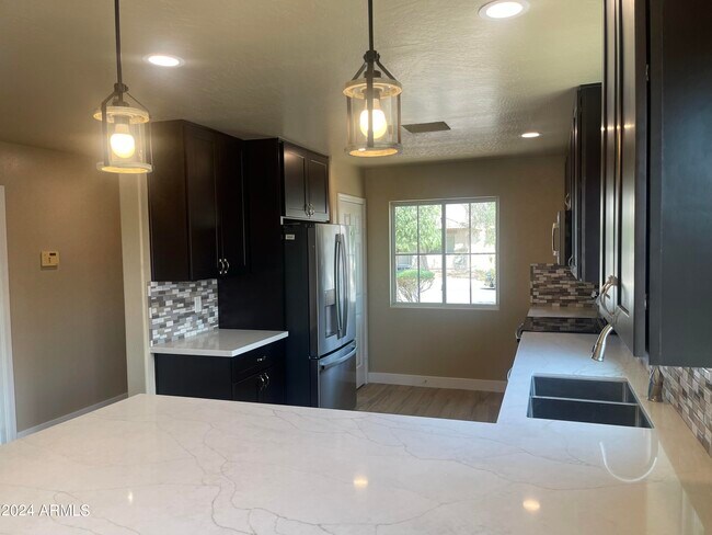 Foto del edificio - 15433 W Mercer Ln