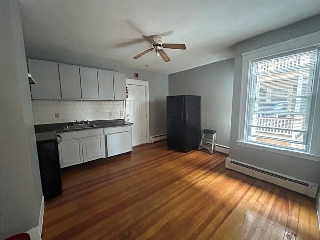 Building Photo - 915 Dexter St