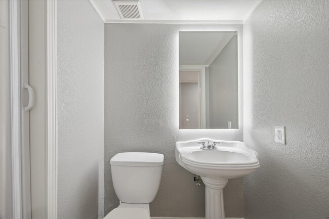 Building Photo - 11811 Algonquin Dr