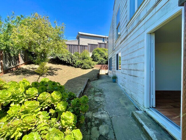 Building Photo - Bernal Hill Cottage Type Full Floor Flat in a 2 Unit Building - PROGRESSIVE