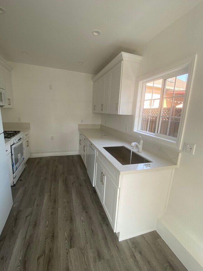 Kitchen - 1152 E 33rd St