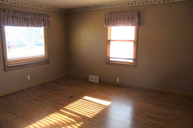 Building Photo - 1359 S 115th St
