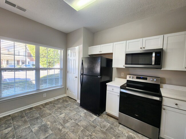 Foto del edificio - 2 Bedroom Townhome in Matthews!!