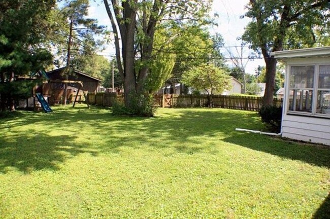 Building Photo - Corner Lot Charm: Spacious 3-Bed Home with Fireplace and Prime Location