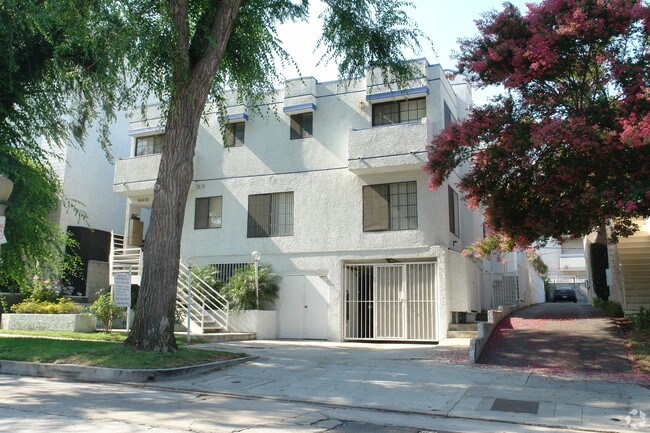 Building Photo - 8 Apartment Townhomes