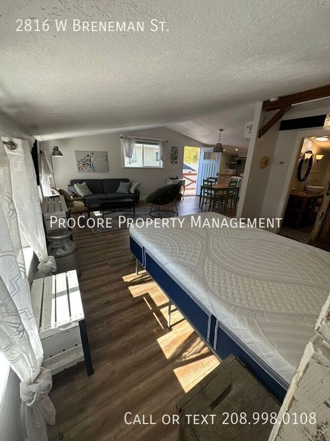 Building Photo - Charming Upper Unit Studio – Fully Furnish...