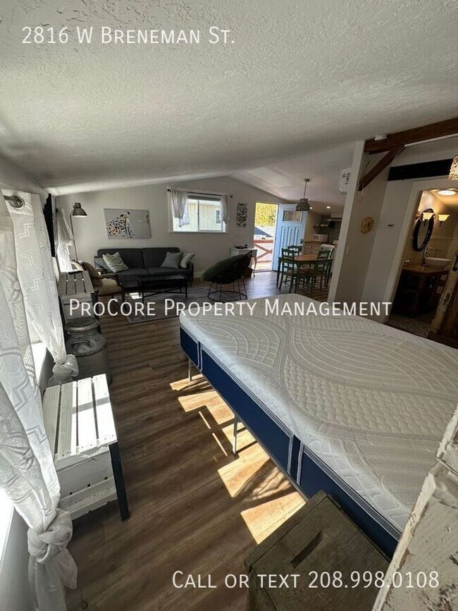 Foto del edificio - Charming Upper Unit Studio – Fully Furnish...