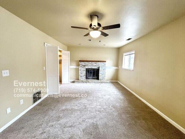 Foto del edificio - Spacious 4-Bedroom Home with Modern Comfor...