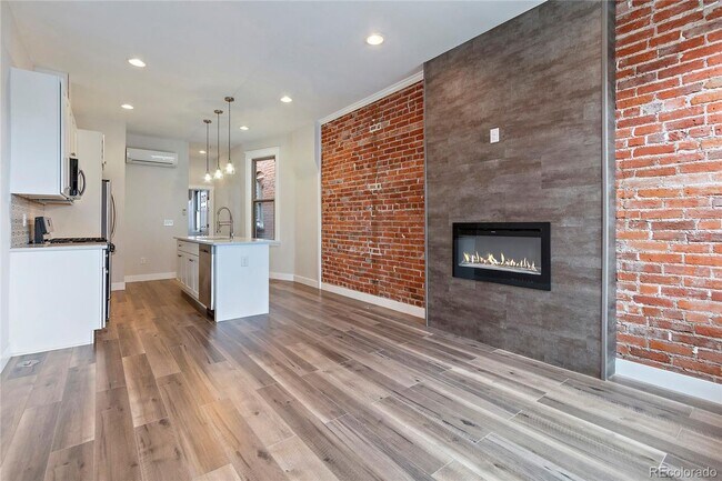 Foto del edificio - Beautiful Updated Rowhouse/townhome across...