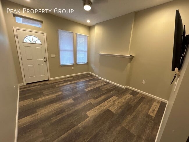 Building Photo - 1363 Summit St