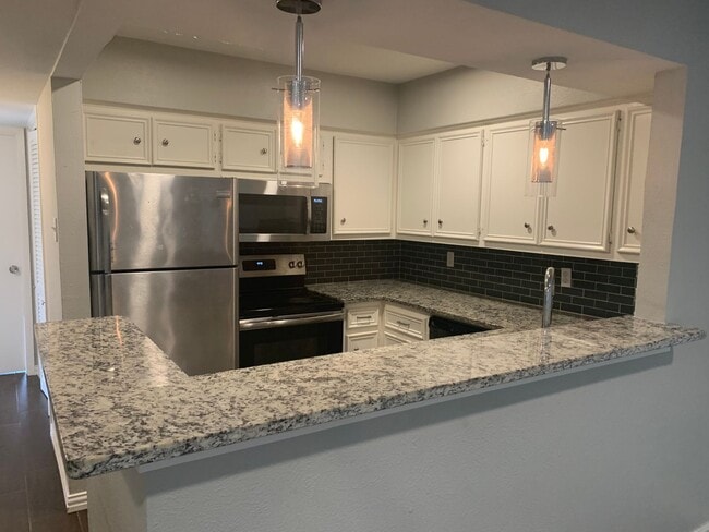 Building Photo - Modern 2 Bedroom, 2 Bathroom Condo in the Heart of Vibrant Oaklawn!