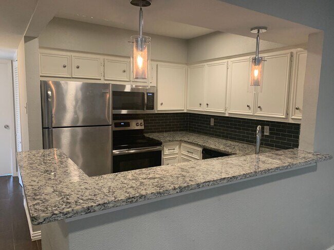 Foto del edificio - Modern 2 Bedroom, 2 Bathroom Condo in the Heart of Vibrant Oaklawn!