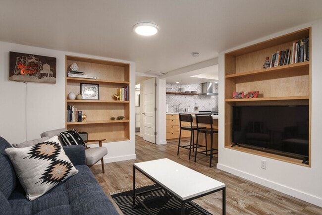 Building Photo - R0441