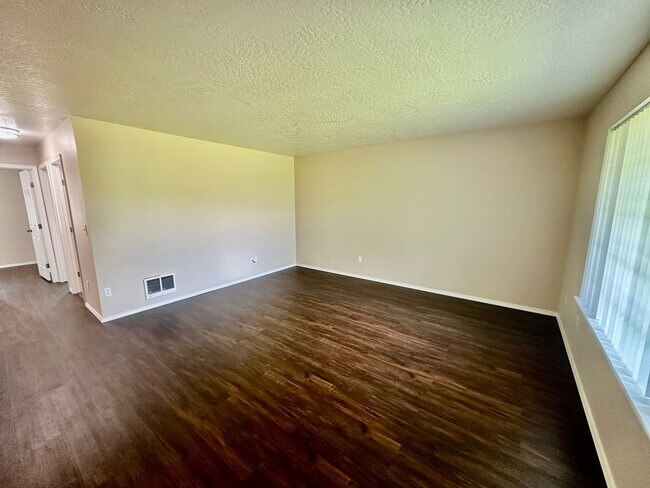 Foto del edificio - 3130 Meadow Glen Ln