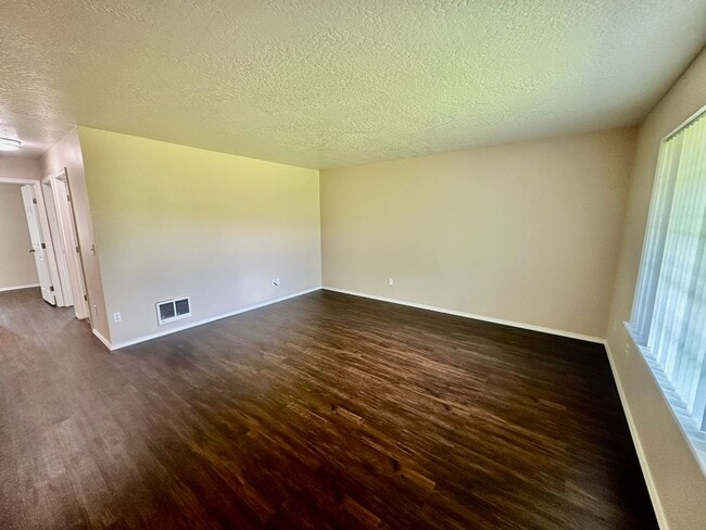 Building Photo - 3130 Meadow Glen Ln