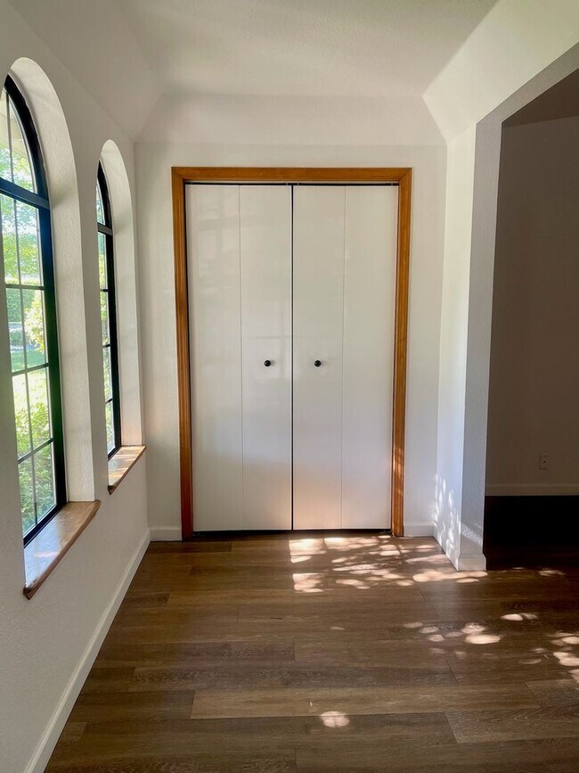 Building Photo - 3 BEDROOM 3 BATHROOM HOME IN THE PEPPERTRE...