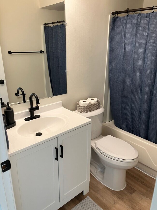 Foto del edificio - Large 2 Bedroom Available Now!